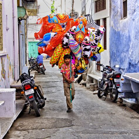 Balloon Seller, People Poses, Street Photography People, Dream Trip, Amazing India, Rajasthan India, India Photography, Local Travel, Udaipur