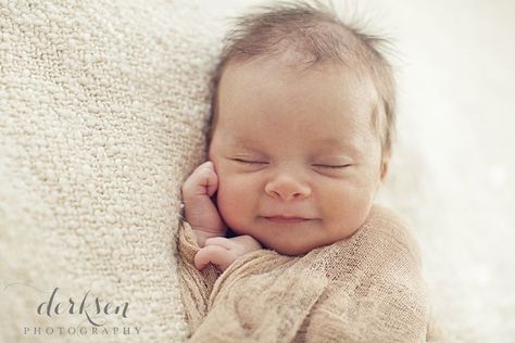 The manual settings for this image : ISO – 640 aperture – F 2.8 shutter speed – 1/160 second lens – canon 50mm 1.2L camera body – canon 5D mark II Manual Camera Settings, Newborn Books, Foto Newborn, Dslr Photography Tips, Camera Aesthetic, Dslr Photography, Foto Tips, Newborn Shoot, Photography Gear