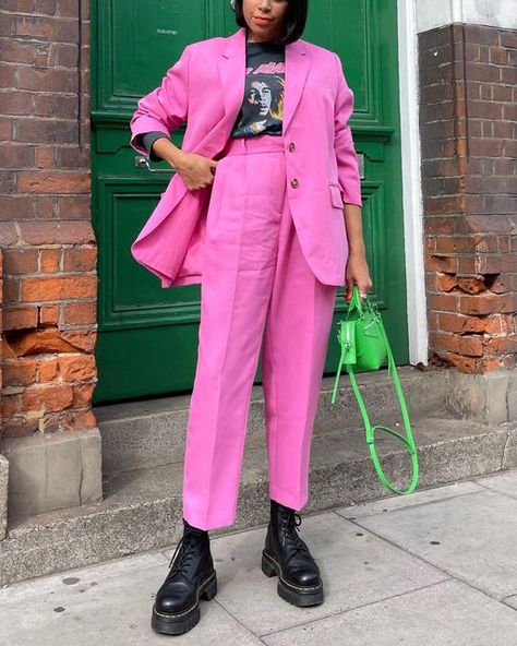 Pink Suit Street Style, Pink Pants Street Style, Dr Martens Audrick Outfits, Audrick Dr Martens Outfit, Pink Dr Martens Outfit, Pink Pants Outfit Street Style, Pink Dr Martens, Dr Martens Audrick, Pink Pants Outfit