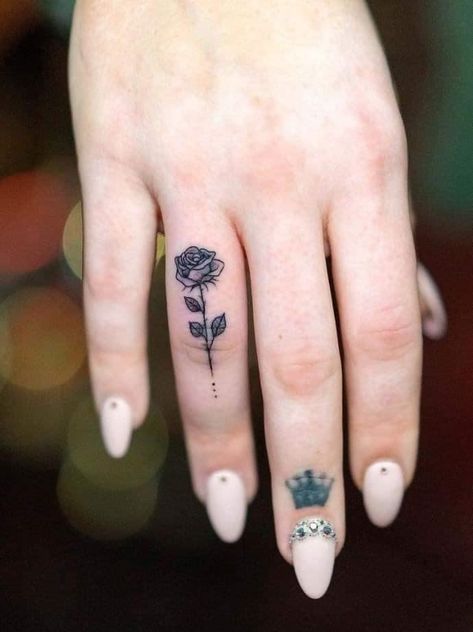 Butterfly Finger Tattoos, Small Finger Tattoos For Women, Finger Tattoo Ideas For Women, Finger Tattoos For Women, Side Finger Tattoos, Ladies Tattoo, Elk Tattoo, Finger Rose Tattoo, Finger Tattoo Ideas