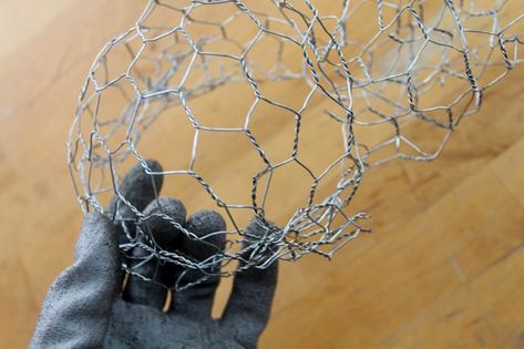 Chicken Wire Sculpture Diy, Wire Ghosts, Make A Monster, Sculptures Sur Fil, Chicken Wire Sculpture, Chicken Wire Art, Chicken Wire Crafts, Outdoor Metal Art, Wire Projects