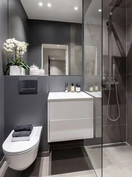 Want to enhance your bathroom? Read on to know our top 50 small bathroom design ideas. From simple to classic to contemporary to luxurious, and more, these bathrooms prove big style moments can come in small packages! Drømme Bad, Makeover Kamar Mandi, Organization Bathroom, Bathroom Paint, Small Bathroom Makeover, Small Bathroom Ideas Modern, Unique Interior Design, Remodel Bathroom, Small Bathroom Ideas