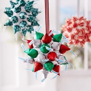 HERSHEY'S KISSES Holiday Crafts - HERSHEY'S KISSES KISSLETOE #LoveandKISSES #HersheysKisses Christmas Candy Crafts, Christmas Kiss, Hershey's Kisses, Gingerbread Crafts, Dollar Store Christmas, Candy Crafts, My Funny Valentine, Hershey Kisses, Xmas Presents