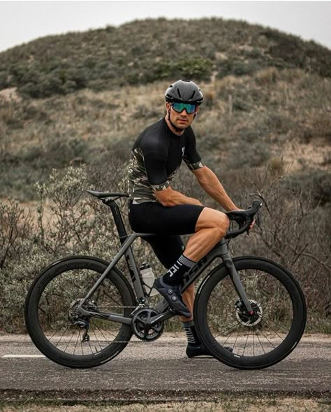 Bicycle Photoshoot, Cyclist Photography, Cycling Apparel Men, Road Bike Photography, Cycling Attire, Cycling Inspiration, Cycling Pictures, Bike Pictures, Cycling Photography