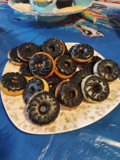 Tire Donut Diy, Hot Wheels Donut, Donut Tires, Cars Cake Pops, Hot Wheel Games, Jam Donut, Diy Donuts, Hot Wheels Party, Hot Wheels Birthday