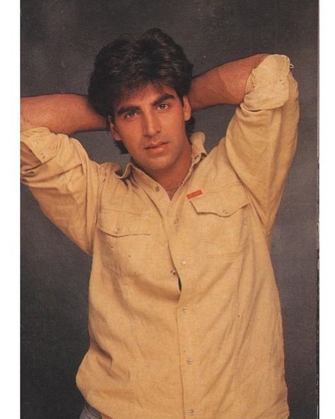 Akshay Kumar 90s, Akshay Kumar Photoshoot, Akshay Kumar Style, India Actor, Vintage Bollywood Aesthetic, 90s Bollywood Aesthetic, Allu Arjun Hairstyle, Superhero Poster, Old Hairstyles