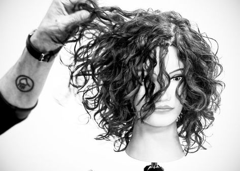 How to Dry Curly Hair with a Diffuser to Enhance Curl and Volume - @BangstyleTweets. While you may have your air dry routine down, knowing how to dry hair with a diffuser is key whether in a rush or for the winter months. Blow Dry Curly Hair, Short Curly Hairstyles For Women, Color Wheels, Natural Curly Hair Cuts, Hair Diffuser, Dry Curly Hair, Redken Shades, Twist Ponytail, Hair Brands