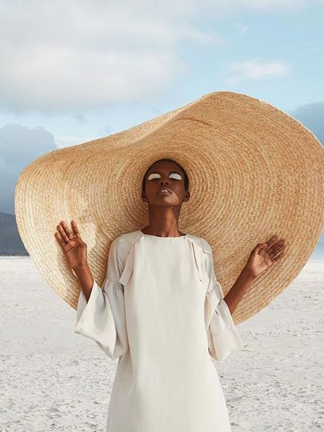 The Biggest Trends You'll See on Vacation This Summer via @WhoWhatWearUK Diva Chic, Weekend Mode, Soft Dramatic, Mode Editorials, Ethno Style, Yoga Outfits, Big Hat, Vacation Style, Mode Vintage