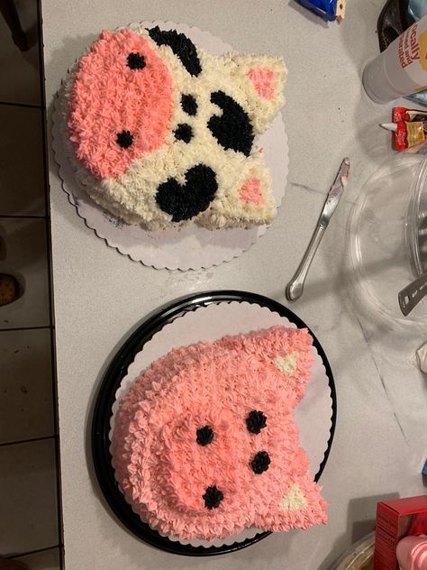 Easy Pig Cake Ideas, Cow Cake Decoration, Easy Pig Cake, Diy Pig Cake, Pig Themed Birthday Cake, Pig Smash Cake 1st Birthdays, Cow Cake Diy, Cow And Pig Cake, Simple Farm Birthday Cake