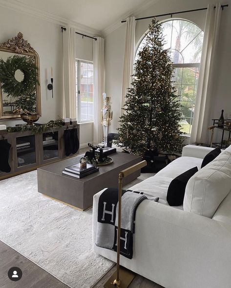 White Winter Decor, Restoration Hardware Inspired, Minimalist Christmas Decor, Modern Christmas Decor, Merry Christmas Eve, Christmas Decor Inspiration, Christmas Interiors, Contemporary Christmas, White Christmas Decor