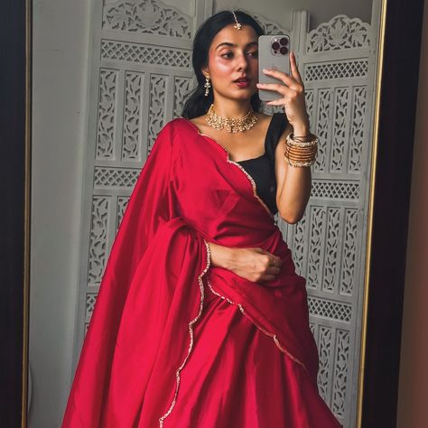 Dark Desicore Aesthetics 🥀🪞 | Save and send these mirror pose ideas to a saree lover ♥️✨ Saree of the day- is a pure chinnin pinkish red drape with hand embellished borders, paired well with a black sleeveless blouse and adorned with kundan + pearl jewellery. 🥀📝 Created the above Garba night look using a saree draped on cancan. Check out the saree draping tutorial on my feed. Meanwhile, some navratri pose ideas for the next time you don’t know how to pose in a saree. 🤌✨ #fyp #explore #iwea... Saree Jewellery Ideas, Mirror Pose Ideas, Saree Draping Tutorial, Black And Red Saree, Garba Night, Mirror Pose, Red Drapes, Saree Draping, Saree Jewellery