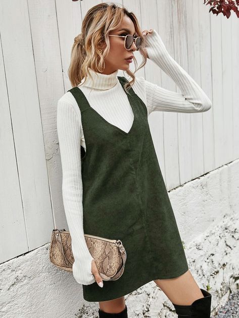 Dress With Shirt Underneath, Corduroy Pinafore Dress, Corduroy Overall Dress, Fall Trends Outfits, Winter Dress Outfits, Elegante Casual, Style Preppy, Fall Outfits For Work, Corduroy Dress