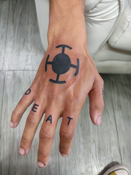 Trafalgar Law Hand Tattoo, Laws Tattoos One Piece, One Piece Inspired Tattoo, One Piece Hand Tattoo, Law Tatoos, Law Hand Tattoo, Laws Tattoo, Law One Piece Tattoo, Trafalgar Law Tattoo Ideas