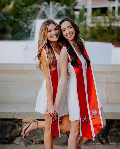 Graduation Pictures Ideas With Friends, Graduation Poses With Best Friend, Graduation Poses For Two People, Friend Graduation Photoshoot, 2 Person Graduation Pictures, Two People Graduation Pictures, Graduation Photo Ideas With Friends, Best Friend Graduation Poses, Graduation Photography Poses Friends