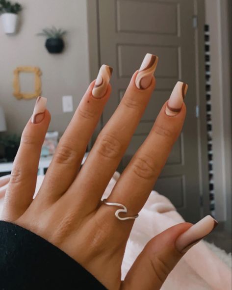 Brown And White Aesthetic Nails, Acrylic Nails Brown And White, Brown And White Swirl Acrylic Nails, Brown Swirly Acrylic Nails, Brown Swirls Nails, White And Light Brown Nails, Brown Wavy Nails, Brown Lines Nails, Tan Swirl Nails