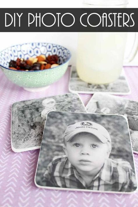 Photo Coasters Diy, Diy Photo Coasters, Epoxy Resin Projects, Mod Podge Crafts, Coaster Crafts, Foto Transfer, Photo Coasters, Diy Holiday Gifts, Diy Epoxy