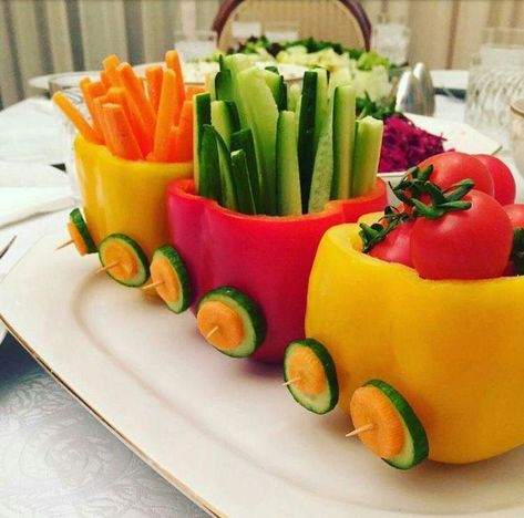 Veggie Train, Dinners Healthy, Sommer Mad, Decorações Com Comidas, Food Art For Kids, Amazing Food Decoration, Chicken Healthy, Party Food Platters, Food Carving