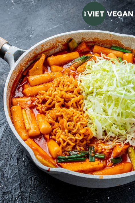 Vegan Rabokki (Tteokbokki with Ramyun)- Spicy Korean Rice Cake - The Viet Vegan Vegan Tteokbokki, Korean Tteokbokki, Cooking Vibes, Korean Comfort Food, Korean Vegetarian, Tteokbokki Recipe, Korean Rice Cake, Vegan Asian Recipes, Rice Cake Recipes