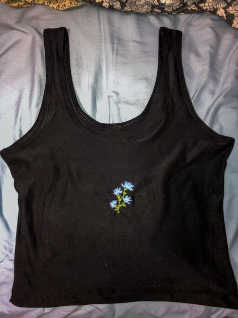 Embroidery On Tank Top, Tank Top Embroidery Ideas, Tank Top Embroidery Diy, Embroidered Tank Top Diy, Embroidered Tee Diy, Embroidered Top Diy, Tank Top Embroidery, Cute Flower Embroidery, Sew Crop Top