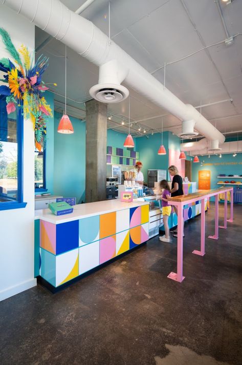 Colorful Cafe Interior, Creative Cafe Design, Ice Cream Shop Interior Design, Colourful Cafe, Colorful Coffee Shop, Coffee Cafe Interior, Colorful Cafe, Colorful Restaurant, Cookie Shop