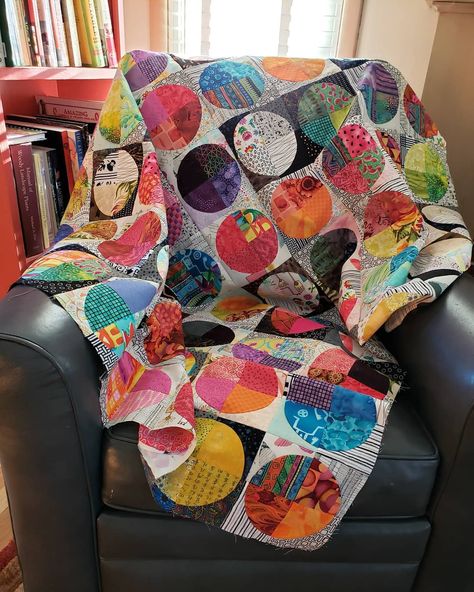 117 vind-ik-leuks, 37 opmerkingen - Diane Wilson (@dianewil) op Instagram: 'First time seeing #deardottiequilt in natural light. It's bright! 🌞🌞🌞☀️☀️☀️' Quilt Circles, Happy Quilts, Circle Quilt Patterns, Scrappy Patchwork, Drunkards Path Quilt, Drunkards Path, Solid Quilt, Tie Quilt, Circle Quilts