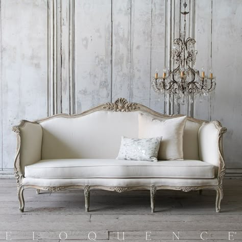 Inspiração para decoração no estilo vintage francês. #provençal #vintage #decorvintage #retrofrances #interiorvintage #provençal Vintage Daybed, Classic Home Furniture, Bohemian Sofa, Luxury Sofa Living Room, Modern Sofa Living Room, Interior Vintage, Living Room Sofa Design, Classic Sofa, Curved Sofa