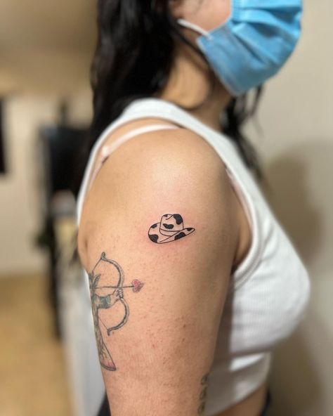 Cowgirl Hat Tattoo, Cowboy Hat Tattoo, Minimalist Tattoo Meaning, Hat Tattoo, Vegas Tattoo, Cowgirl Tattoos, Cow Tattoo, Tiny Tats, Small Pretty Tattoos