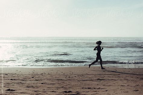 Beach Running Photography, Ocean Sunsets, Ocean California, Athlete Running, Nature Woman, Running Photography, Running Silhouette, Female Athlete, Running On The Beach