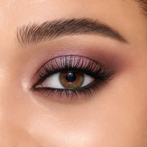 Burgundy Eyeshadow Looks, Light Smokey Eye, Iridescent Makeup, Brown Makeup Looks, Luxury Palette, Plum Eyeshadow, Burgundy Eyeshadow, Fall Makeup Trend, Pink Smokey Eye