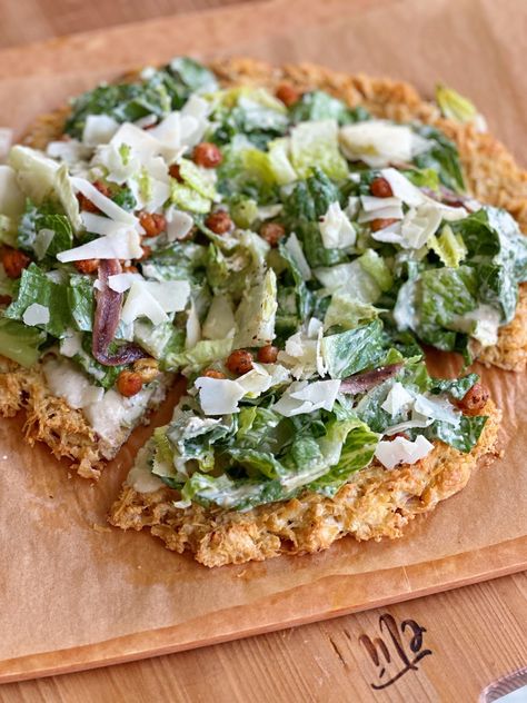 Viral Chicken Crust Caesar Salad Pizza Healthy Dinner Recipes Grain Free, Chicken Caesar Salad Pizza, Chicken Crust Caesar Salad Pizza, Chicken Caesar Pizza, Turkey Pizza Crust, Protein Plan, Caesar Salad Pizza, Fragrance Making, Chicken Crust