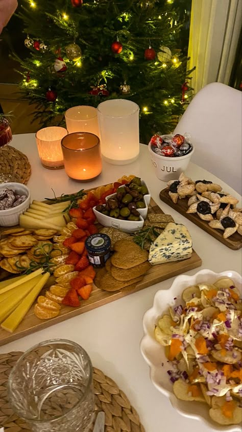 Board Night Christmas, Christmas Charcuterie Board Aesthetic, Christmas Wine Night, Christmas Picky Bits, Cheese Platter Christmas, Elegant Christmas Food, Christmas Dinner Aesthetic Food, Girls Christmas Dinner Party, Christmas Snacks Aesthetic