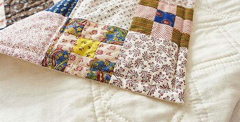 It’s Perfect for Small and Special Quilt Projects! Are you looking for a simpler way to finish a quilt? A knife-edge binding isn’t actually a binding, as no extra fabric is used. Instead, excess fabric from the top and back are folded under to create a neat finish. You often see knife-edge bindings on antique … Knife Edge Quilt Finish, No Binding Quilt Tutorials, Quilt With No Binding, No Binding Quilt, Quilting Hacks, Binding Quilt, Quilt Instructions, Quilting Digest, Quilting Tutorial