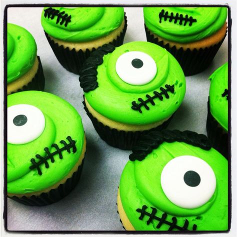 Halloween Frankenstein Cupcakes, Halloween Themed Desserts, Halloween Cake Decorating, Halloween Frankenstein, Frankenstein Monster, School Recipes, Bakery Items, Thanksgiving Cakes, Monster Cupcakes