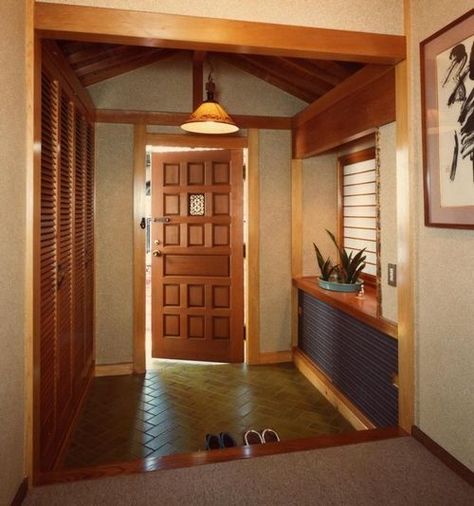 Japanese Entryway Genkan, Japanese Style Entryway, Japanese House Entryway, Japanese Genkan Entryway, Japanese Home Entryway, Japanese Mudroom, Japanese Shoe Storage, Entryway Japanese, Japanese Entryway Ideas