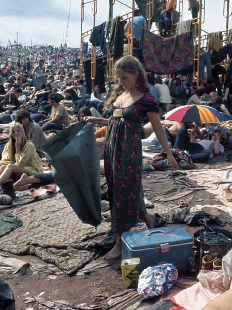 Woman Picks Her Way Barefoot Through Mud And Sleeping Bags Woodstock Outfit, Woodstock Fashion, Woodstock Photos, Woodstock Hippies, Woodstock Music, Woodstock 1969, Boho Chique, Rare Historical Photos, Woodstock Festival