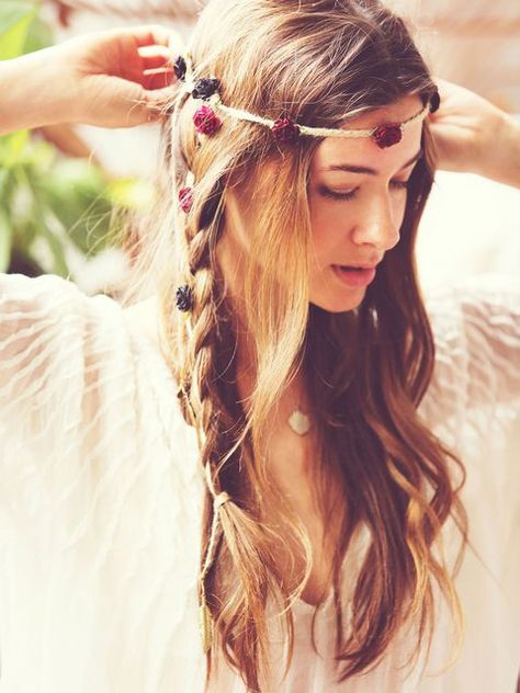 17 Messy Boho Braid Hairstyles to Try - Gorgeous Touseled and Fishtail Braids Stile Hippie Chic, Hippie Hairstyles, Bohemian Schick, Music Festival Hair, Boho Braided Hairstyles, Kort Bob, Black Pinterest, Boho Hairstyle, 70s Hair