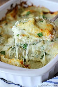 This Artichoke and Spinach Ravioli Bake is made with a creamy and delicious sauce, fresh spinach, mozzarella, and cheesy ravioli. An easy, delicious meal! Artichoke Dinner, Cheesy Ravioli, Belle Of The Kitchen, Artichoke And Spinach, Spinach Mozzarella, Ravioli Recipes, Baked Artichoke, Spinach Ravioli, Ravioli Bake