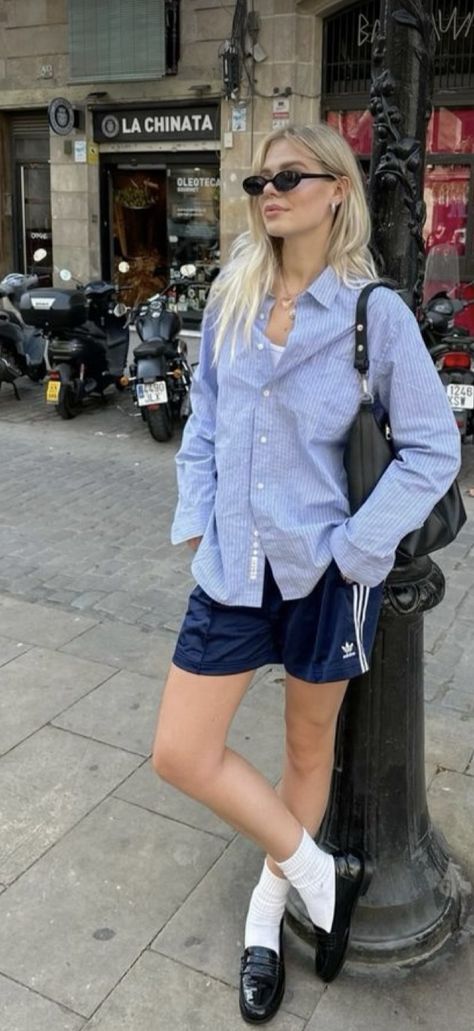 Sporty Shorts Outfit, Adidas Shorts Outfit, Chic Airport Outfit, Adidas Shorts Women, Comfy Airport Outfit, Adidas Hose, Airplane Outfits, Airport Outfits, Shorts Outfits Women