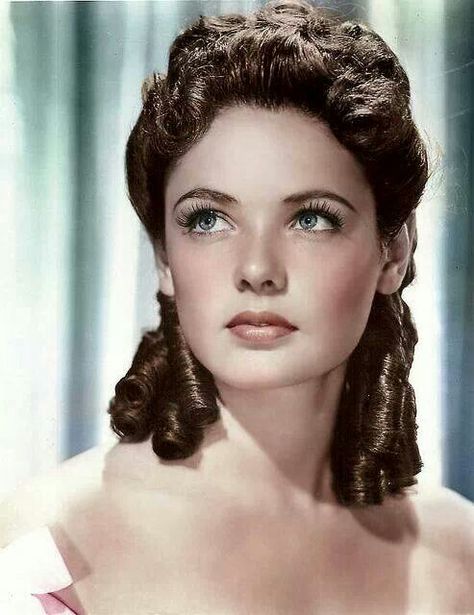 Gene Tierney-She was incredibly beautiful.  My favorite movie of hers is "Heaven Can Wait." Klasik Hollywood, Photo Glamour, Gene Tierney, Classic Movie Stars, Hollywood Icons, Actrices Hollywood, Hollywood Glam, Time Machine, Old Hollywood Glamour