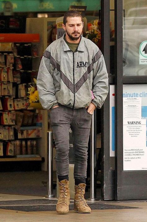 Shia Labeouf Outfits, Shia Labeouf Style, Men's Street Style Photography, Techwear Fashion, Shia Labeouf, Black Windbreaker, Mens Fashion Inspiration, Thrift Fashion, Mens Street Style