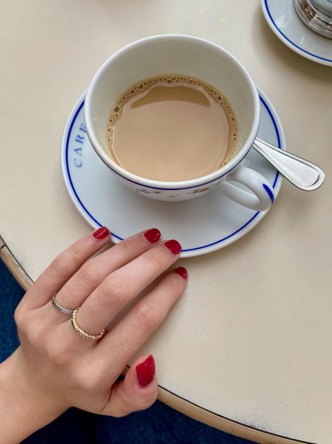 How French Girls Do Their Nails Nails In France, French Style Nails Classy, French Women Nails, Paris Manicure, Italian Women Aesthetic, Every Day Nails, Parisian Nails, French Nail Polish, Nail Polish Style