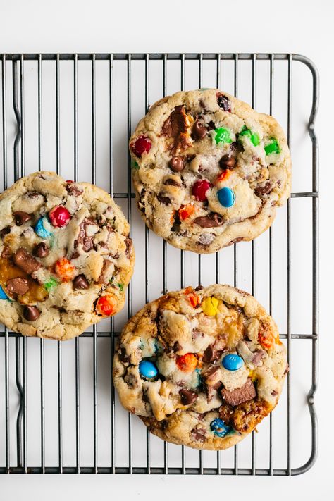 Cookies For Super Bowl, Reeses Cups Cookies, Cookies With Candy Bars In Them, Candy Bar Cookies Recipes, Candy Bar Desserts, Candybar Cookies, Halloween Candy Cookies, Loaded Cookies, Cookies With Candy