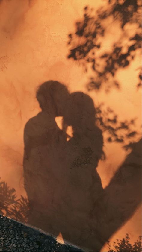 Sunset golden hour shadows lovers kiss nature aesthetic Lovers Silhouette Aesthetic, Lovers Silhouette, Silhouette Aesthetic, Aesthetic Silhouette, Lovers Aesthetic, Simple Wallpaper, Simple Wallpapers, Human Silhouette, Human