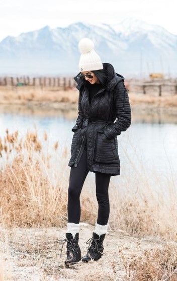 20 Casual Winter Outfit With Boots For Women #winteroutfits #womenwinteroutfits Looks Adidas, Winter Outfits Snow, Winter Mode Outfits, Winter Boots Outfits, Outfits Cold, Winter Outfits Cold, Snow Outfit, Outfit Trends, Cold Weather Outfits