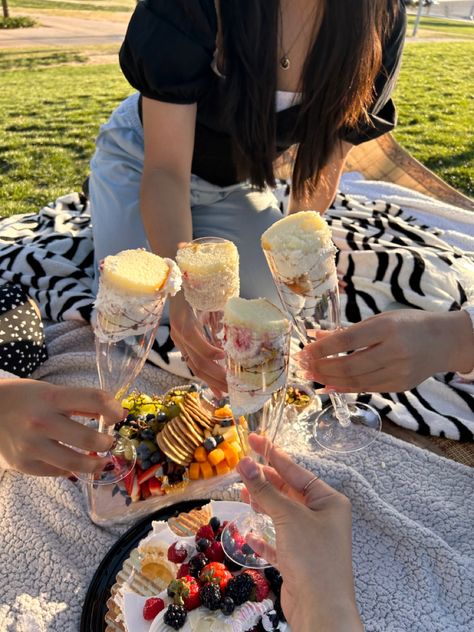 picnic aesthetic, cute picnic, friend date ideas, hangout, cake glasses, sunset, food, fruits, golden hour, park, picnic blankets Sunset Picnic With Friends, Picnic Date Best Friend, Beach Picnic Ideas Friends, Best Friend Date Aesthetic, Friend Outings Ideas, Emo Activities, Double Date Picnic, Friend Gathering Ideas, Friendship Date Ideas