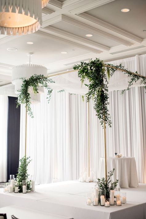 Jewish Wedding Ideas Chuppah, Jewish Wedding Arch, Jewish Wedding Huppa, Wedding Ceremony Chuppah, Modern Chuppah Ideas, Winter Chuppah, Chuppah With Flowers, Canopy Wedding Decor, Chuppah Florals