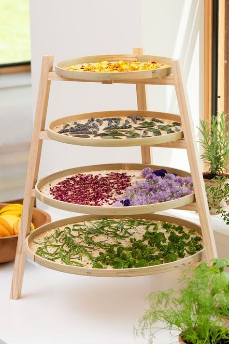 Herb Drying Rack, Drying Fresh Herbs, Herb Rack, Herb Drying, Winter Stews, Herb Storage, Kitchen Herbs, Ideas Hogar, Bamboo Basket