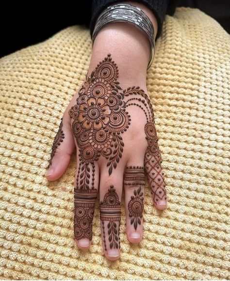 Back Half Hand Mehndi Designs, Backhand Mehandi Designs, Simple Backhand Mehndi Designs, Backhand Mehndi Designs Latest, Back Right Hand Mehndi Designs, Half Hand Mehndi Design Back, Mehendi Back Hand Designs, Modern Mehndi Designs 2024 Back Hand, Simple Half Hand Mehndi Design