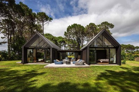 Amazing gable cabin retreat boasts indoor-outdoor living in New Zealand Black Houses, Cedar Cladding, Modern Barn House, Architecture Awards, Barn Style House, Modern Barn, Metal Building Homes, Pole Barn Homes, Barn House Plans