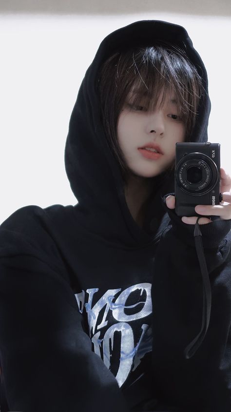 Justin Xie, Ulzzang Short Hair, Justina Xie, Short Hair Tomboy, Korean Short Hair, Cute Couple Dp, Shot Hair Styles, Asian Eye Makeup, Girl Short Hair